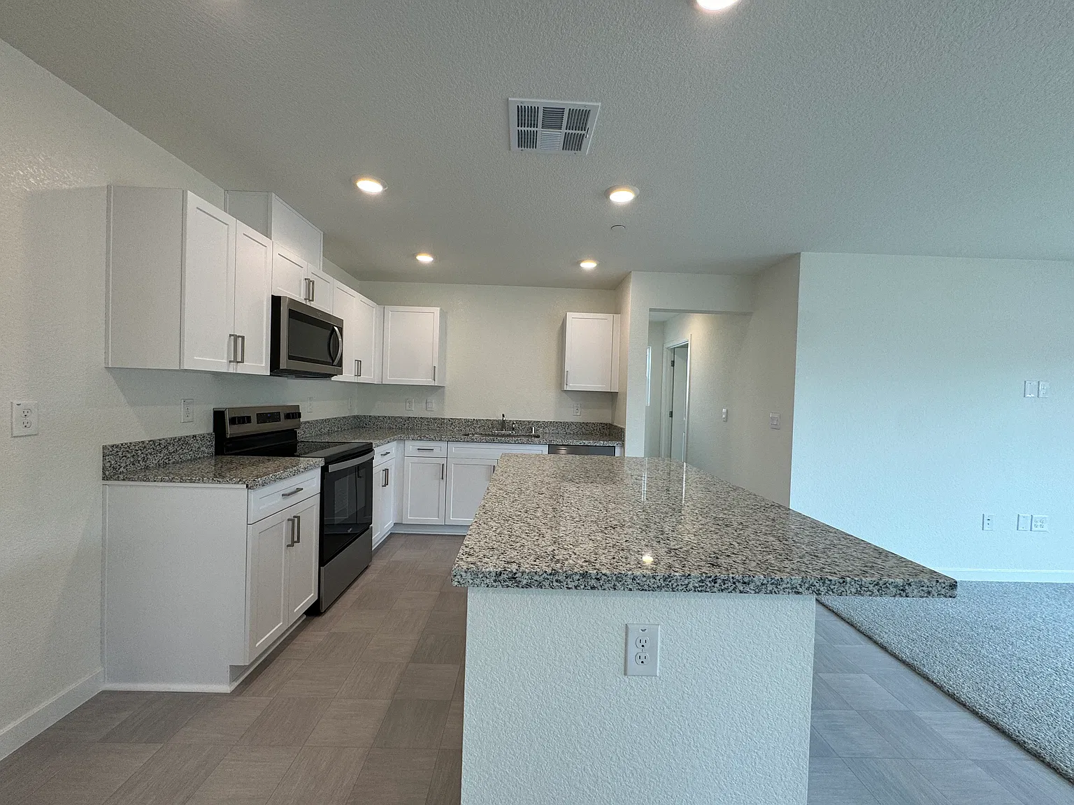 4 bed, 1932 sqft, $3,100 — Photo 2