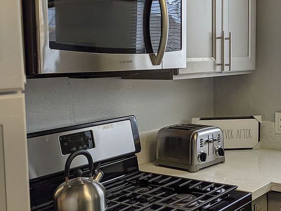 5th image of 1027 E Hill St #1037