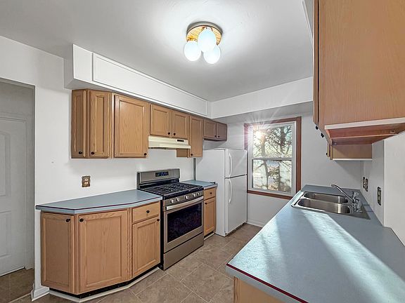 4th image of 1165 N Henderson Rd