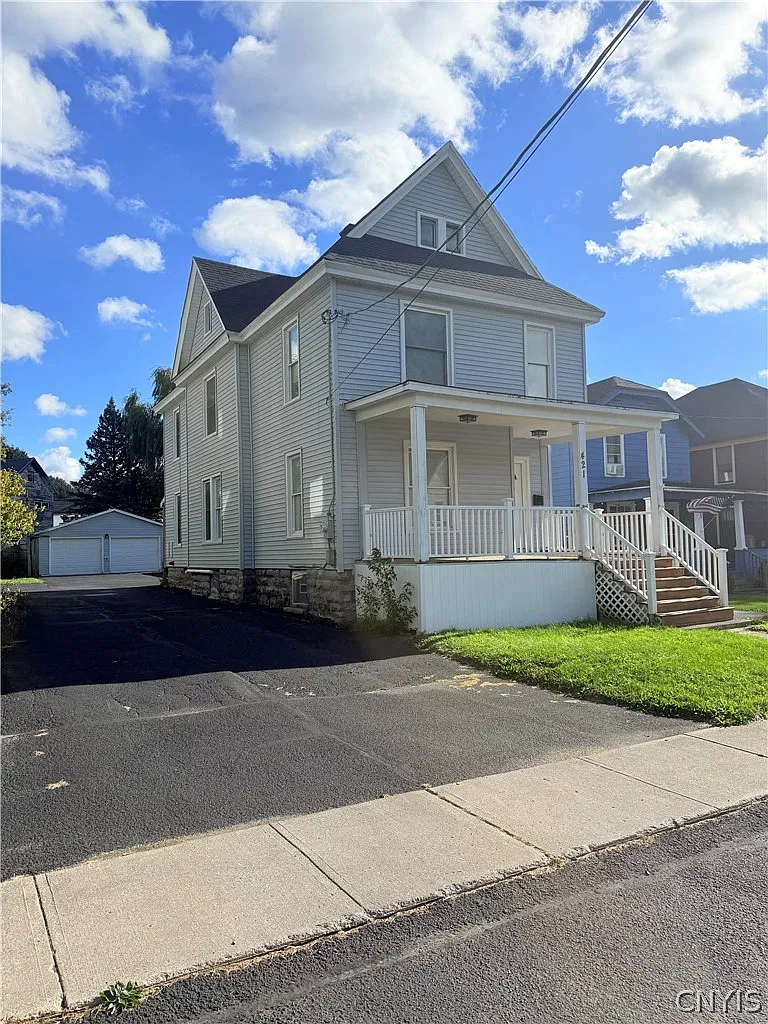4 bed, 2.0 bath, 1738 sqft, $2,300 — Photo 2