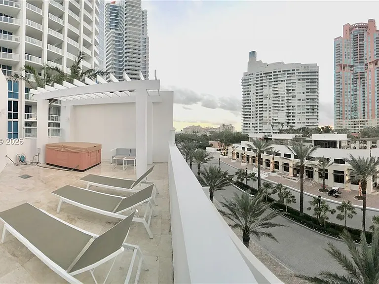 50 S Pointe Dr #LOFT4 — Photo 22