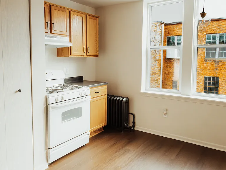 370 E Court St #2R — Photo 7