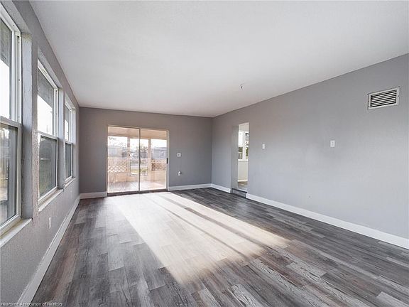 5th image of 8689 Bumford Ave