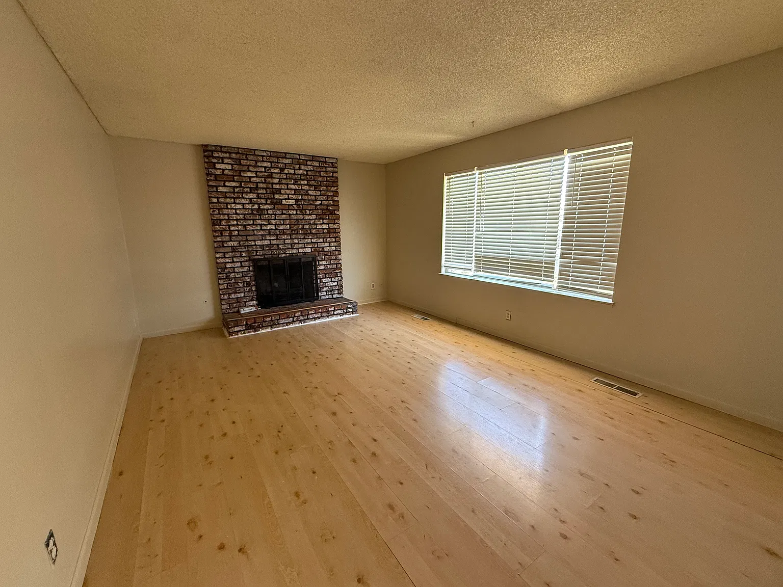 4 bed, 1951 sqft, $2,200 — Photo 3