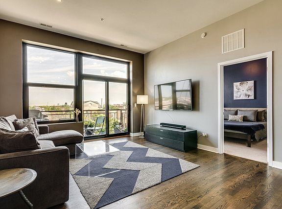 5th image of 2 S Leavitt St Unit 402