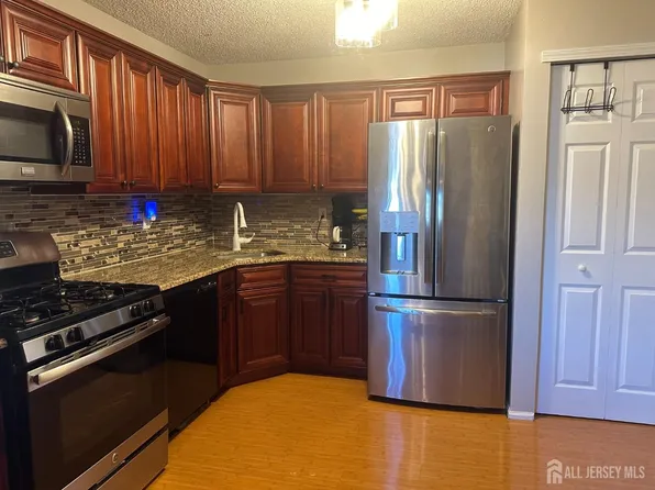 154 Darwin Ln, North Brunswick, NJ 08902