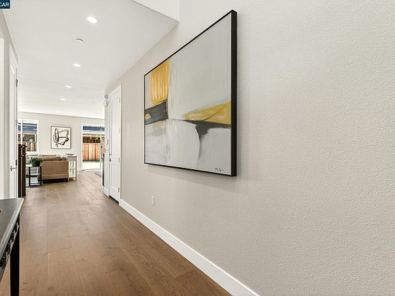 4th image of 2250 Vandeleur Dr