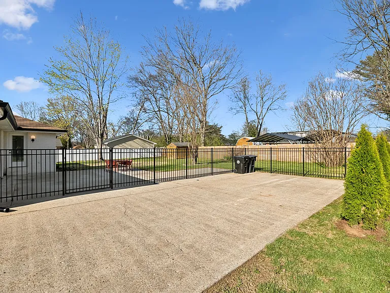 816 Victoria Dr — Photo 45