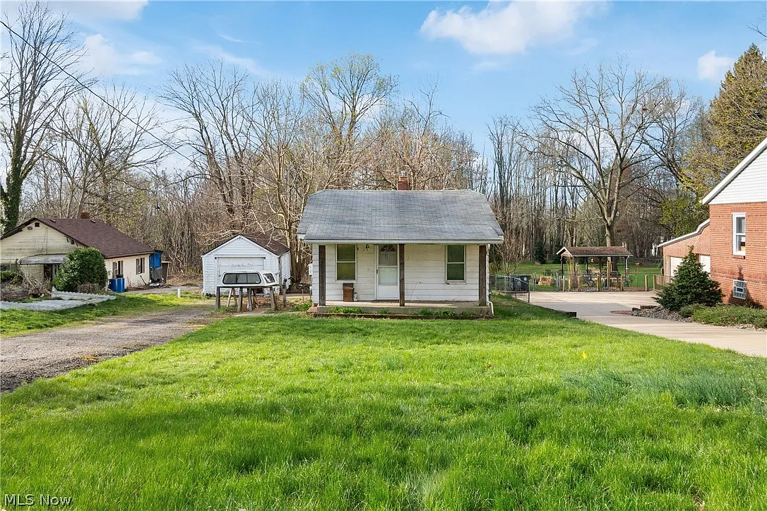 1664 Woods Rd photo 1