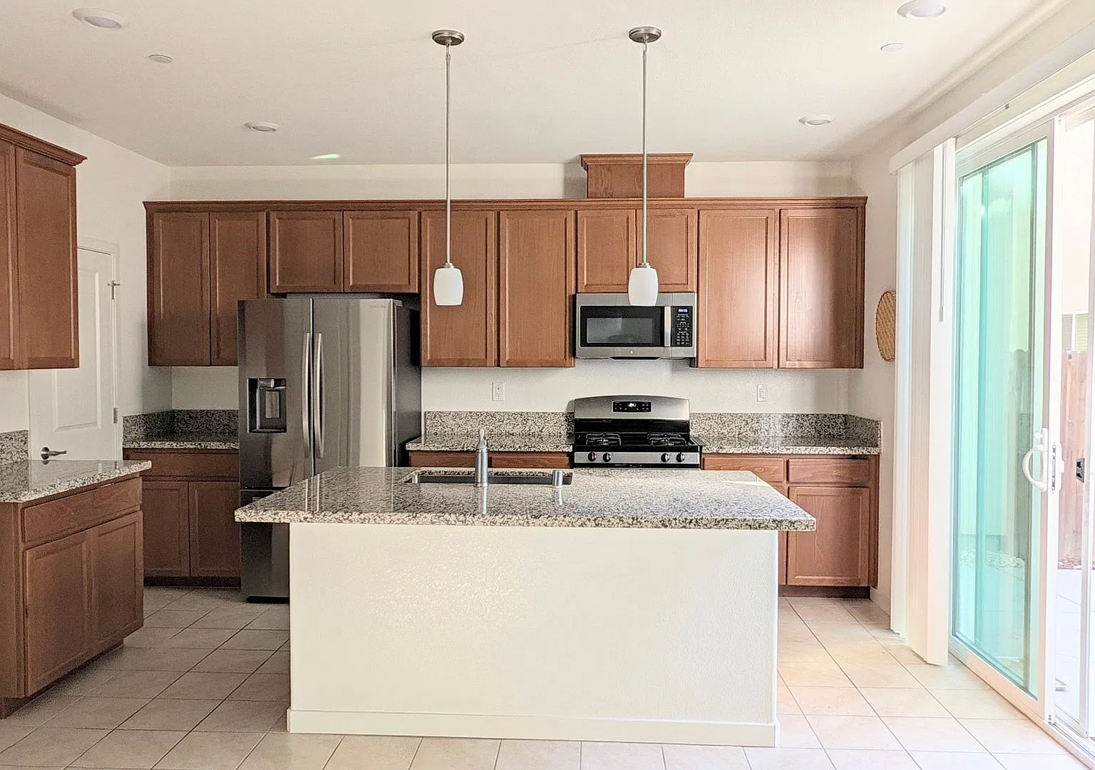 Beautifully maintained 3-bedroom, 2.5-bath, 1,784 sq ft in Sacramento — Photo 3