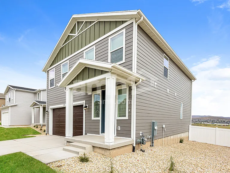 1322 W Mahogany St — Photo 2