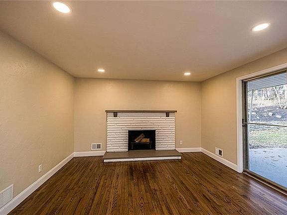 3rd image of 547 Florence Dr