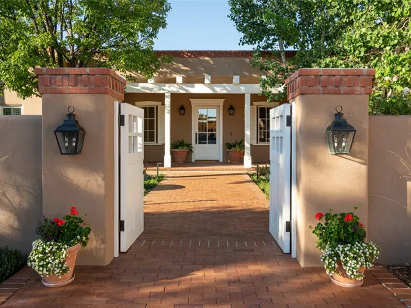 205 Camino Del Norte, Santa Fe, NM 87501