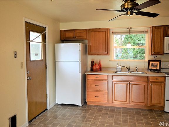 5th image of 1312 13th Ct SE