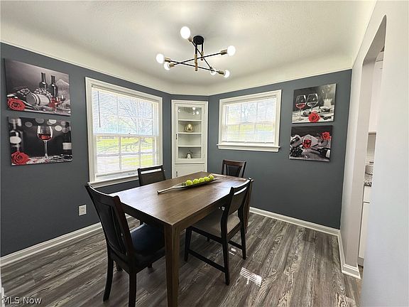 3rd image of 982 Quarry Dr