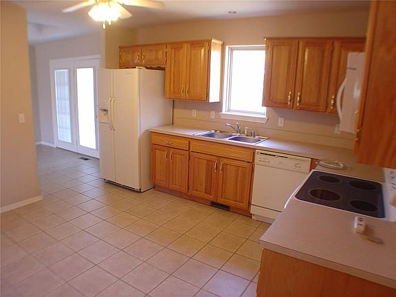 5th image of 6 Helston Cir