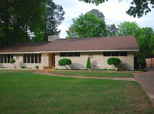 4891 Lake Dr, Memphis, TN 38117