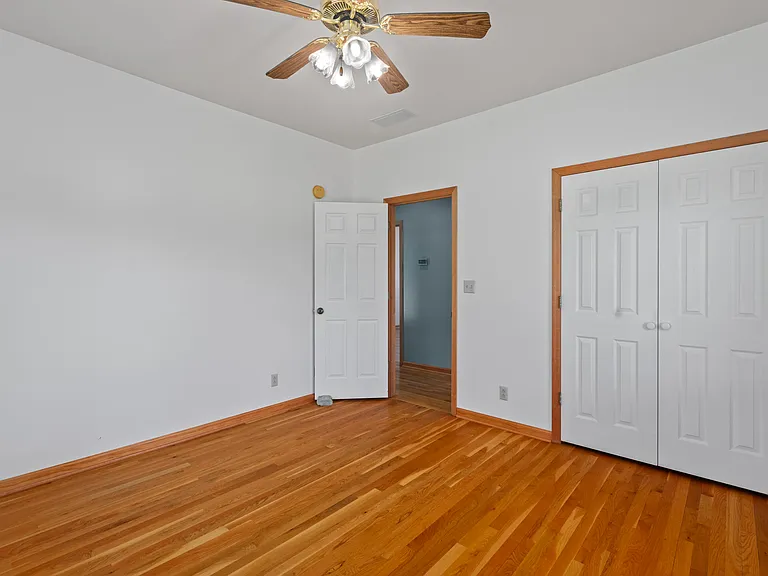 1221 Hawthorne Ln — Photo 24