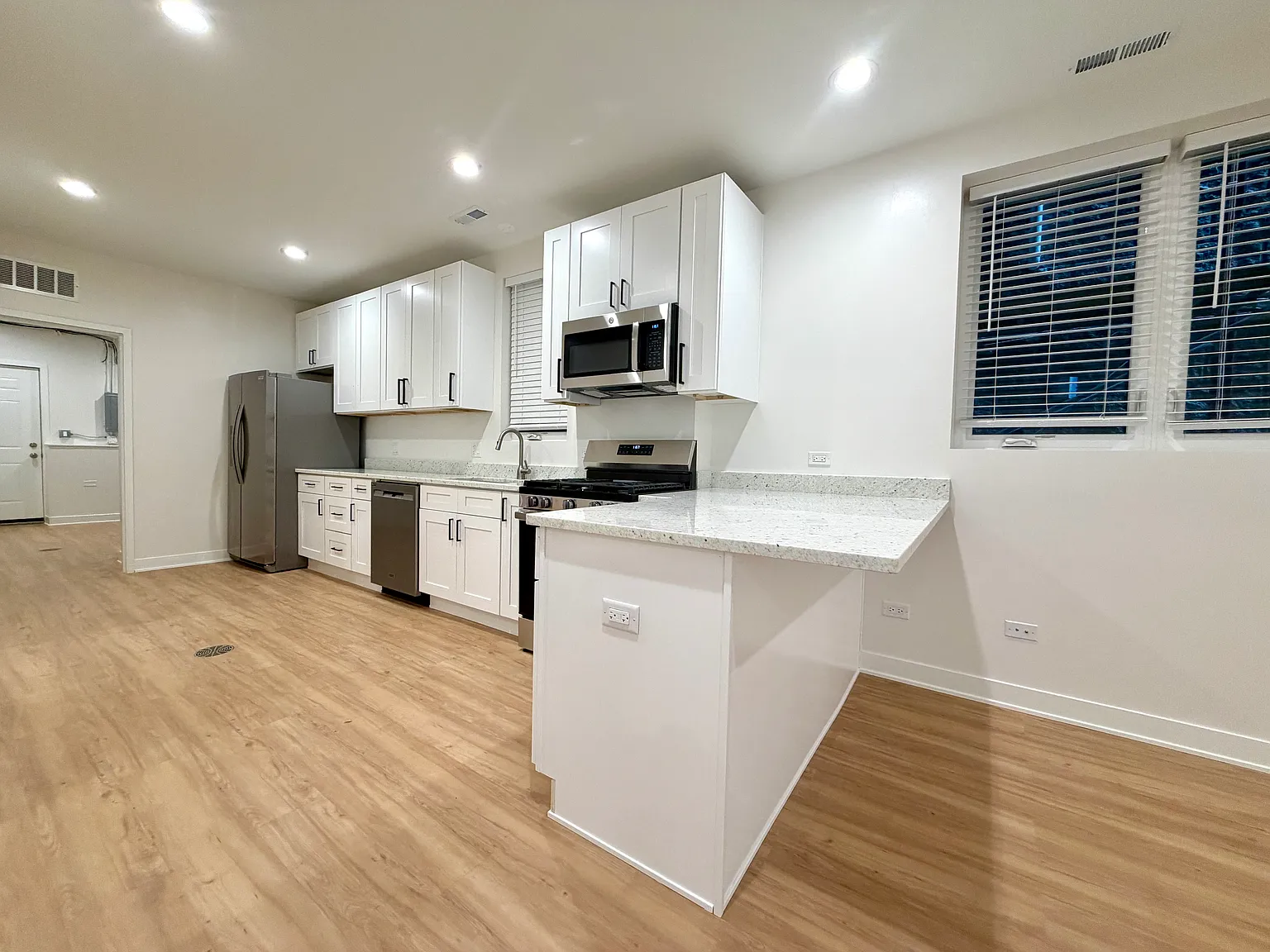 2 bed, 1000 sqft, $2,395 — Photo 4