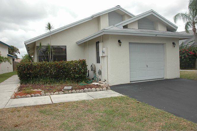 1st image of 518 Lakeside Cir