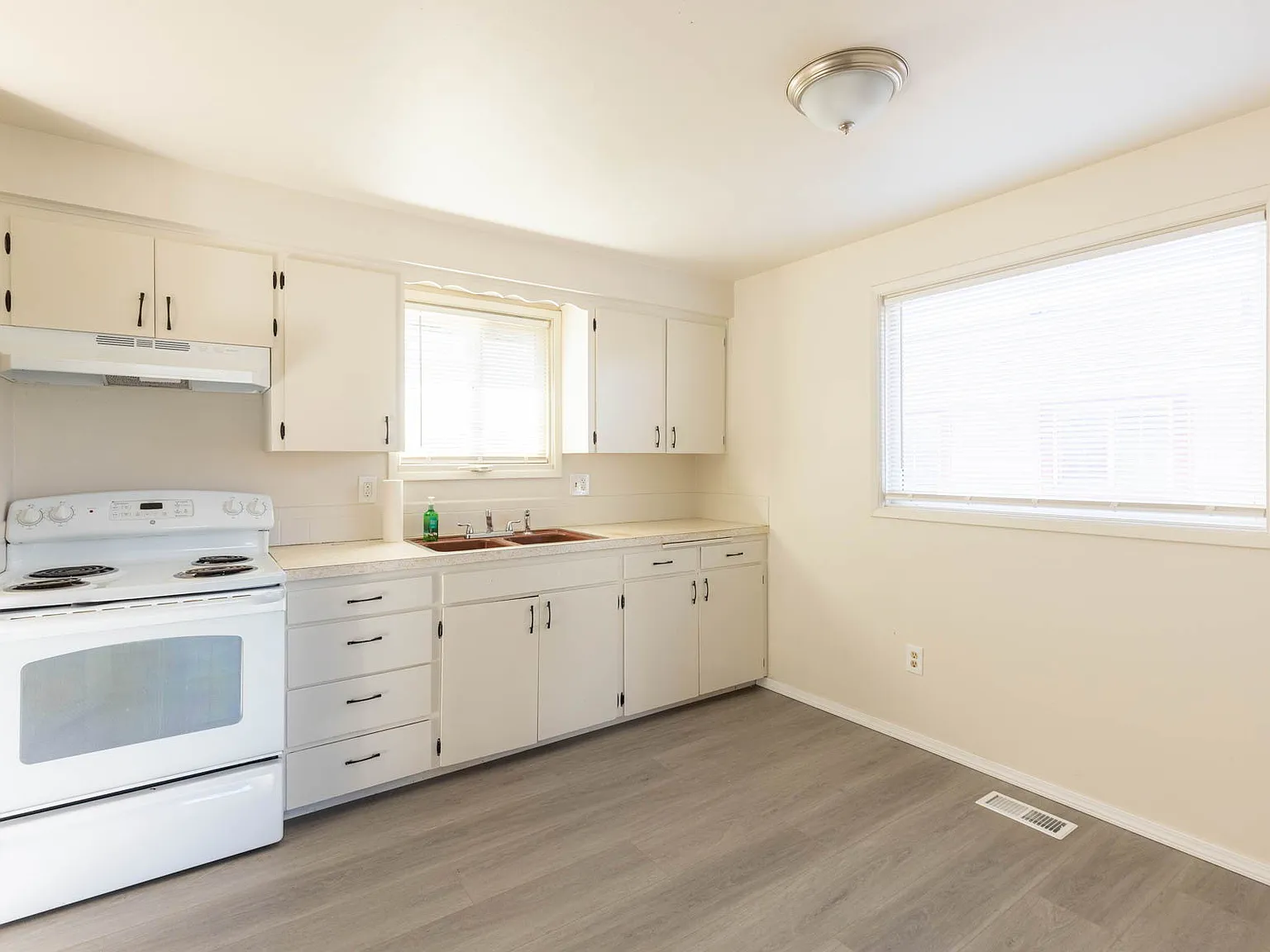 3 bed, 1.5 bath, 1400 sqft, $1,950 — Photo 3