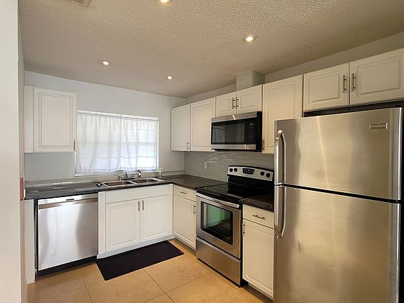 3rd image of 702 SE 47th St APT 3
