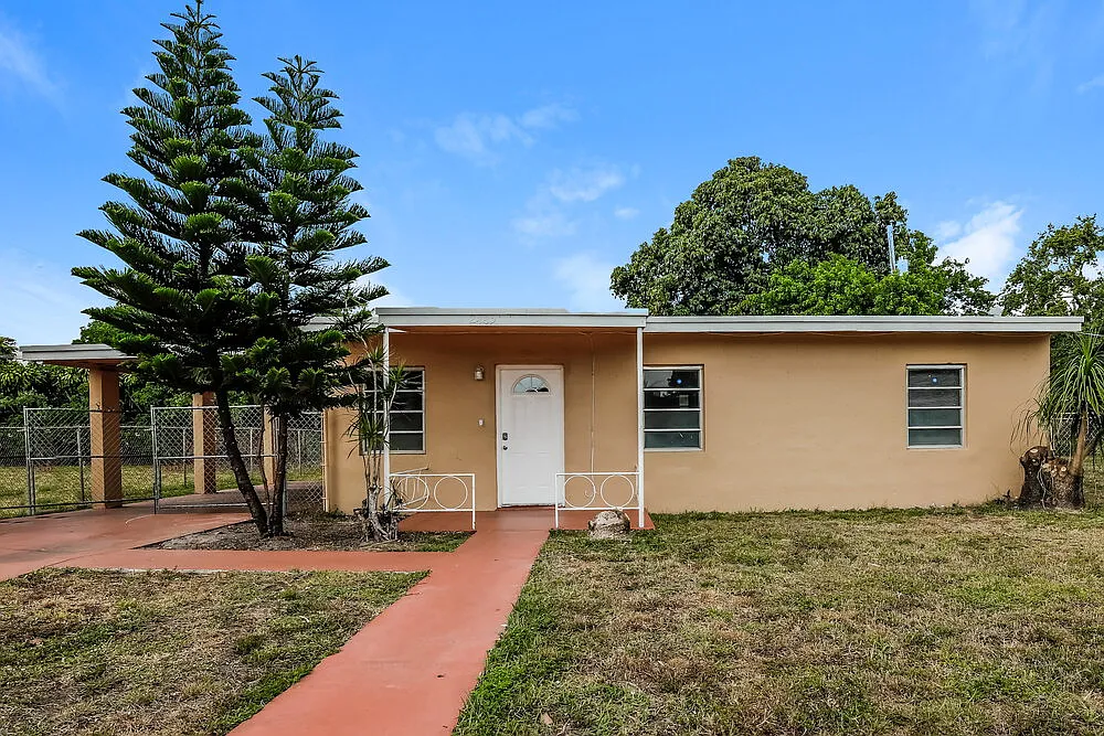 3 bed, 1.0 bath, 1062 sqft, $2,415 — Photo 1
