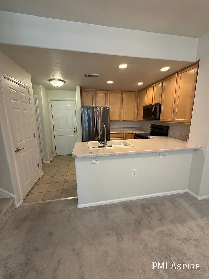 3 bed, 2.0 bath, 1455 sqft, $2,300 — Photo 3