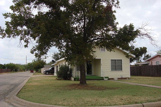 1st image of 629 E 39th St