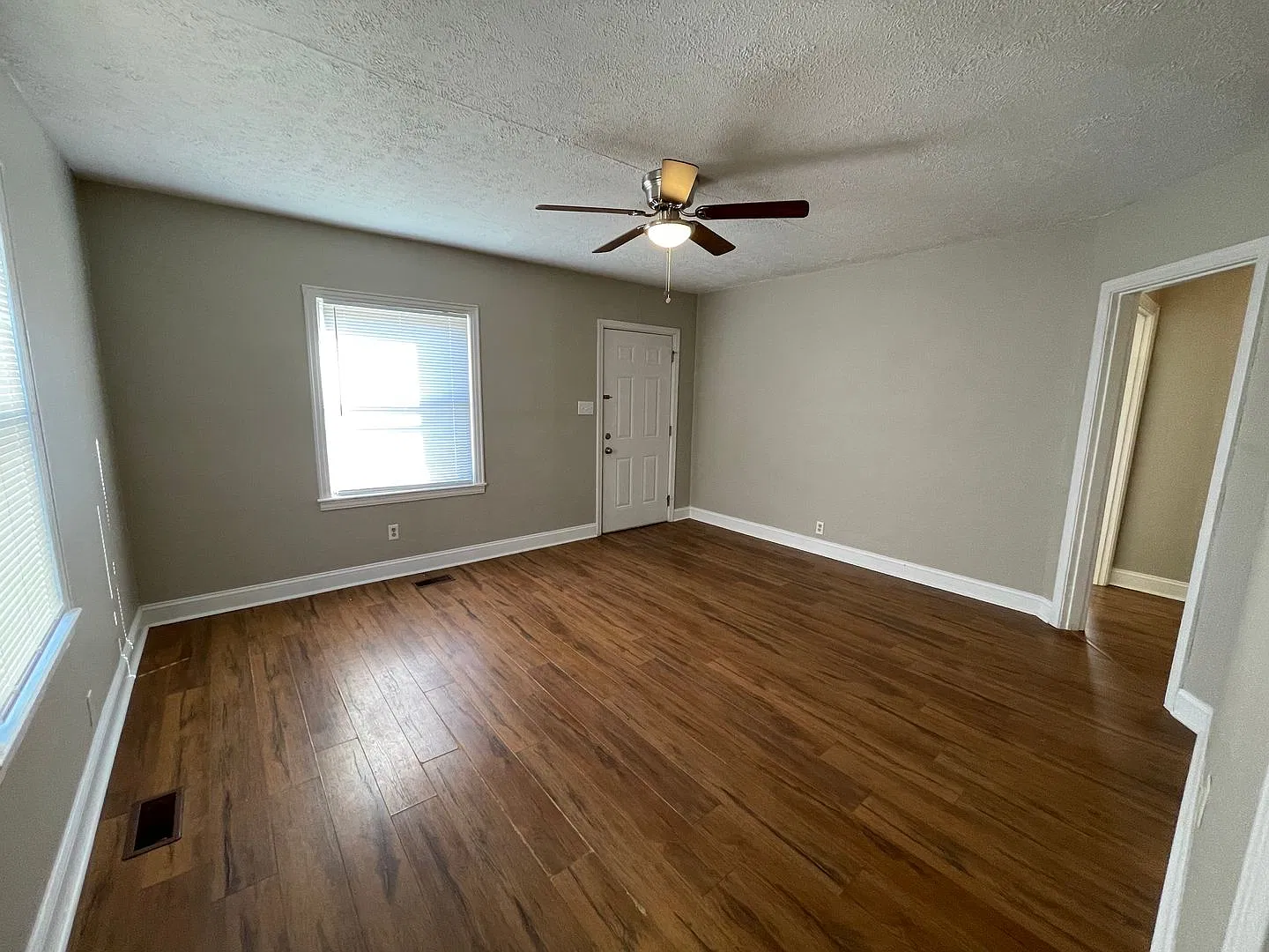 2 bed, 1.0 bath, 800 sqft, $1,250 — Photo 2