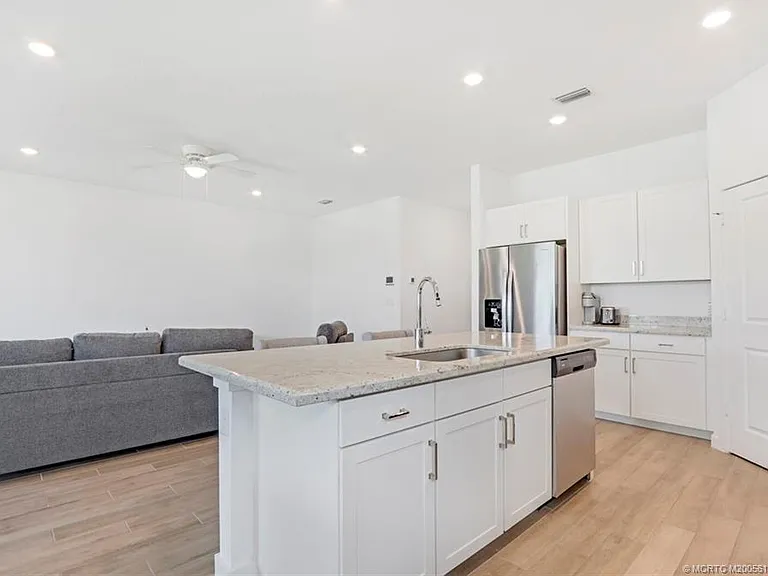 1630 NE Skyhigh Ter — Photo 14