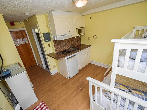 4th image of 807 8th St Unit 307