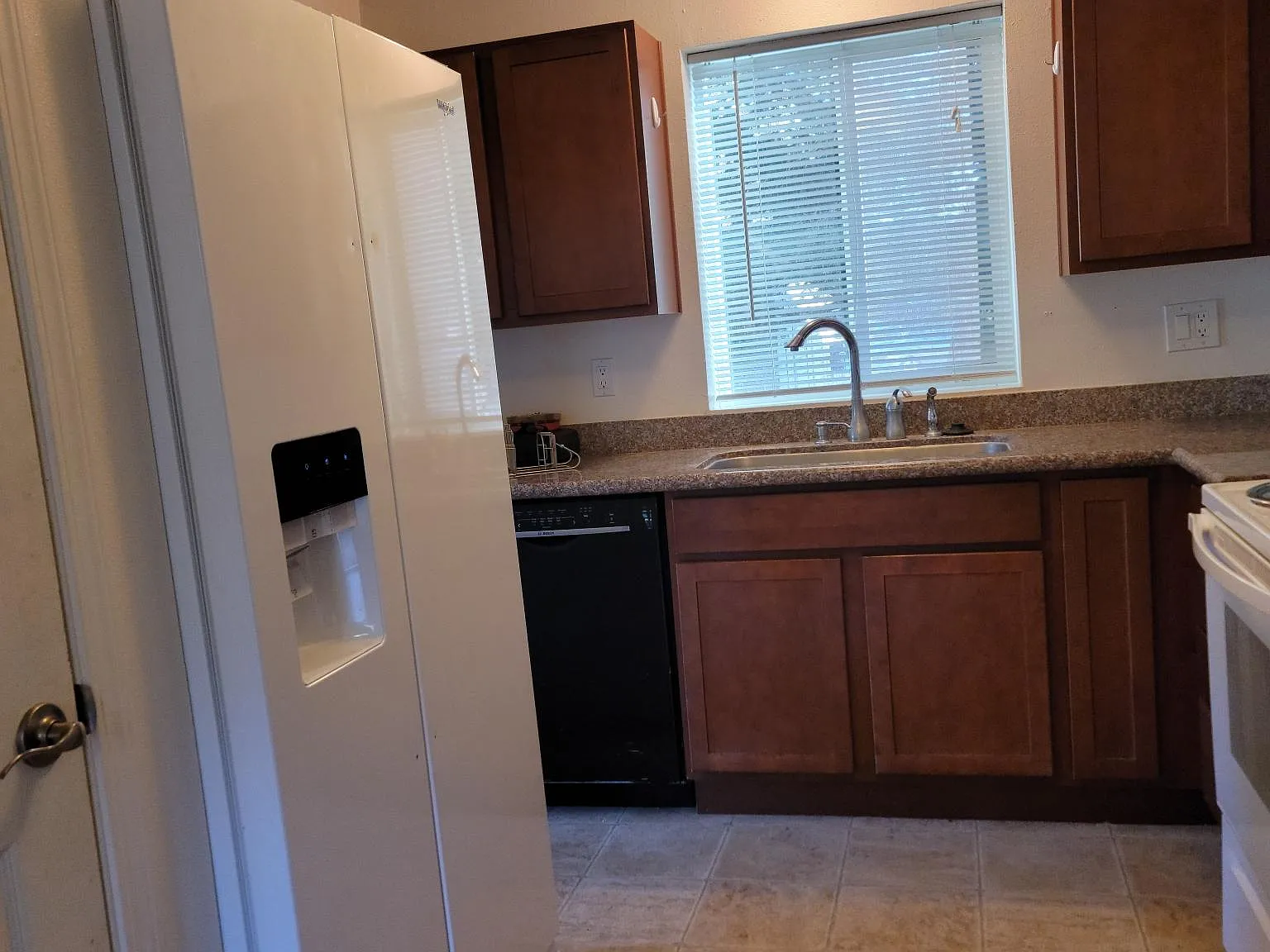 2 bed, 1000 sqft, $1,885 — Photo 3