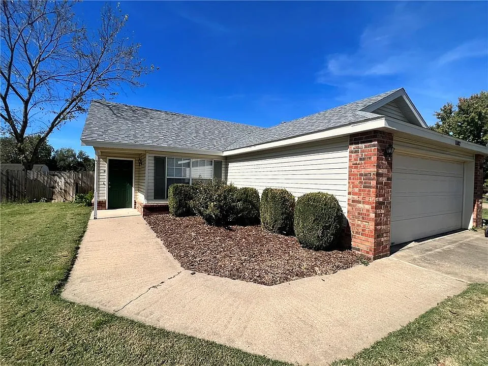 1102 SW Tunbridge Dr