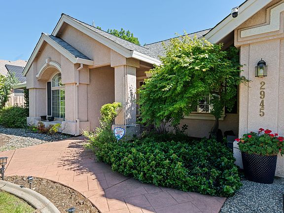 3rd image of 2945 Forest Hills Dr