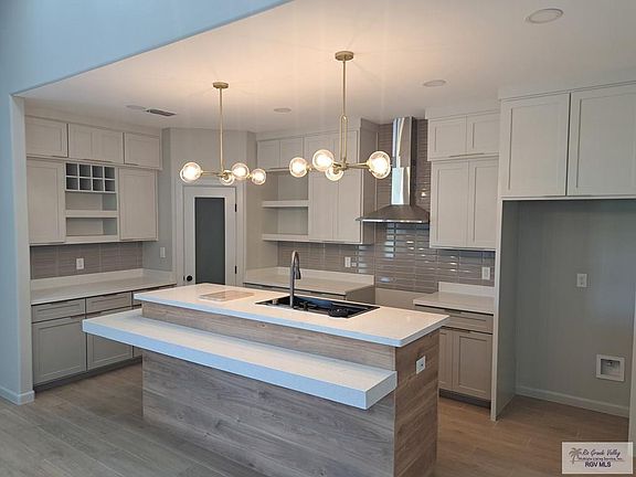 3rd image of 7629 Gladiola St