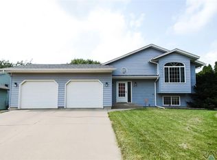 619 Hickory Ln, Harrisburg, SD 57032