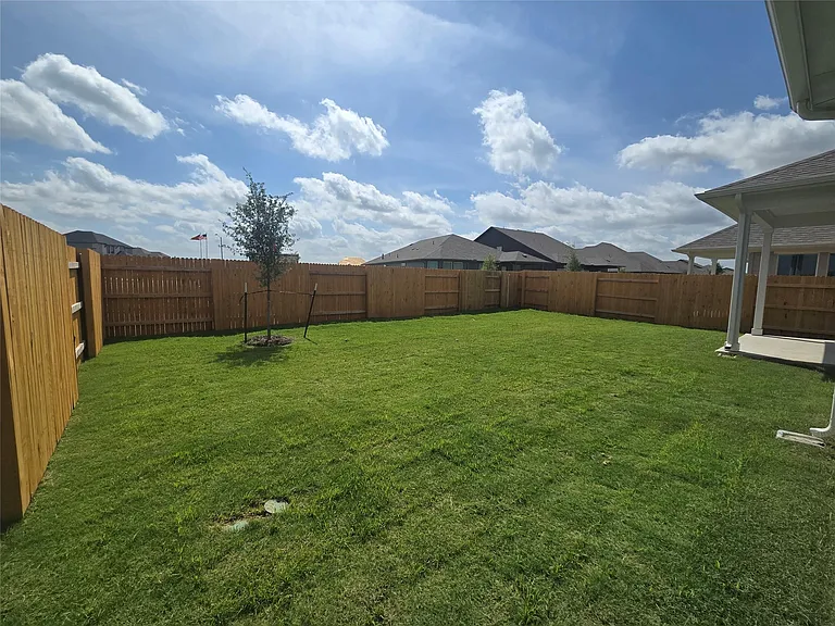 715 Universal Dr — Photo 36
