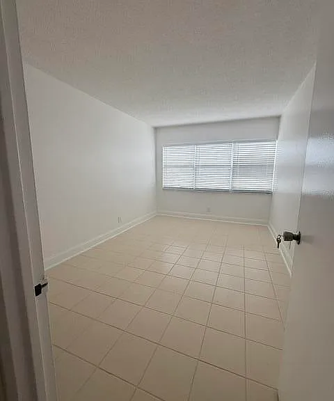 2555 NE 11th St #402 — Photo 11