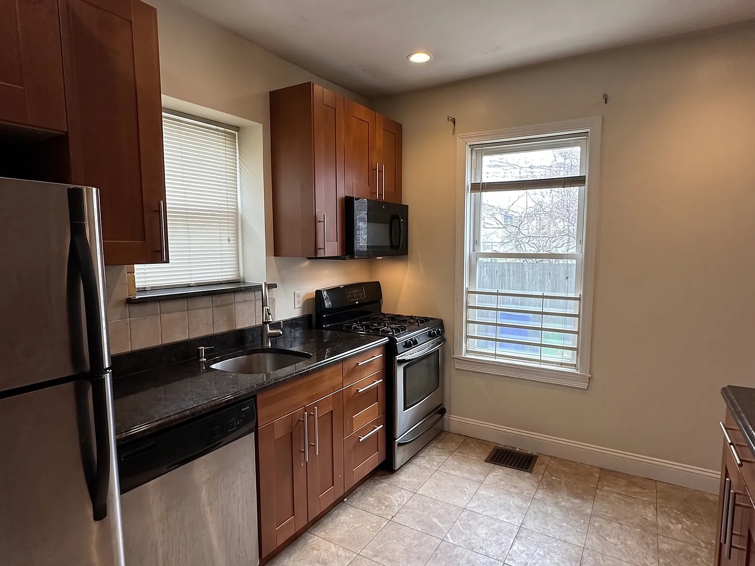 4 bed, 1296 sqft, $3,400 — Photo 3