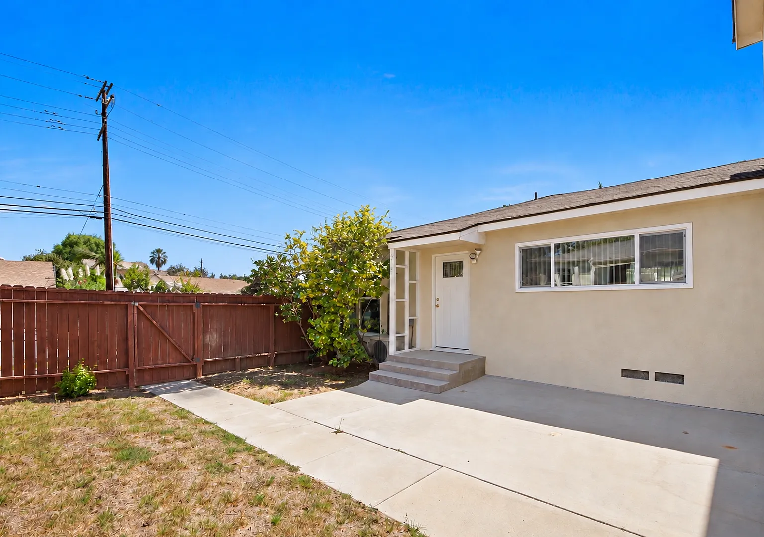 1425 Termino Ave — Photo 2