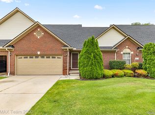 20701 Doves Pointe Dr, Brownstown, MI