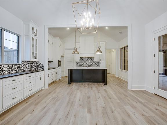 5th image of 605 N 11th St