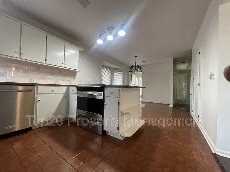 3 bed, 2.0 bath, 1750 sqft, $1,900 — Photo 4