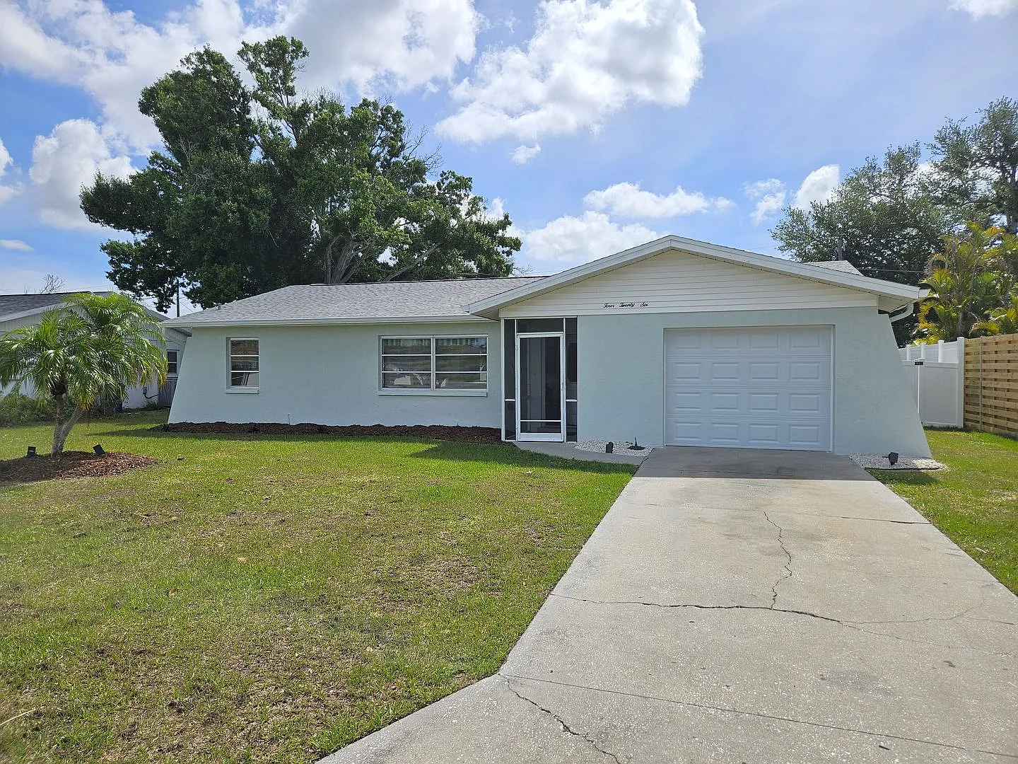 Seasonal Short-Term Pet Friendly 3 Bedroom 2 Bathroom Home in Venice East! — Photo 1