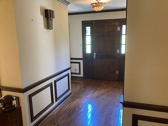 3rd image of 1022 Bicknell Ln