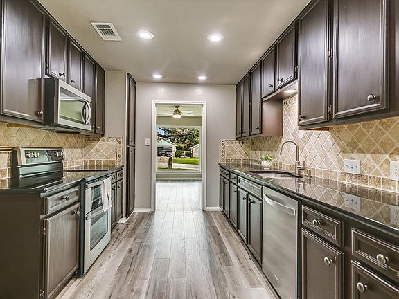 3rd image of 1433 Windcrest Dr