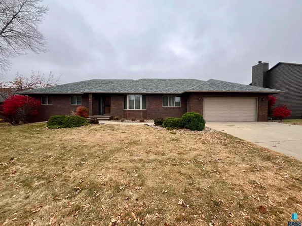 4700 S Deerfield Cir, Sioux Falls, SD 57105