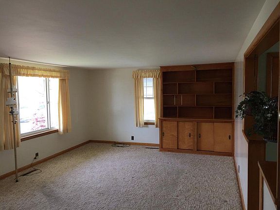 3rd image of 933 Headley St