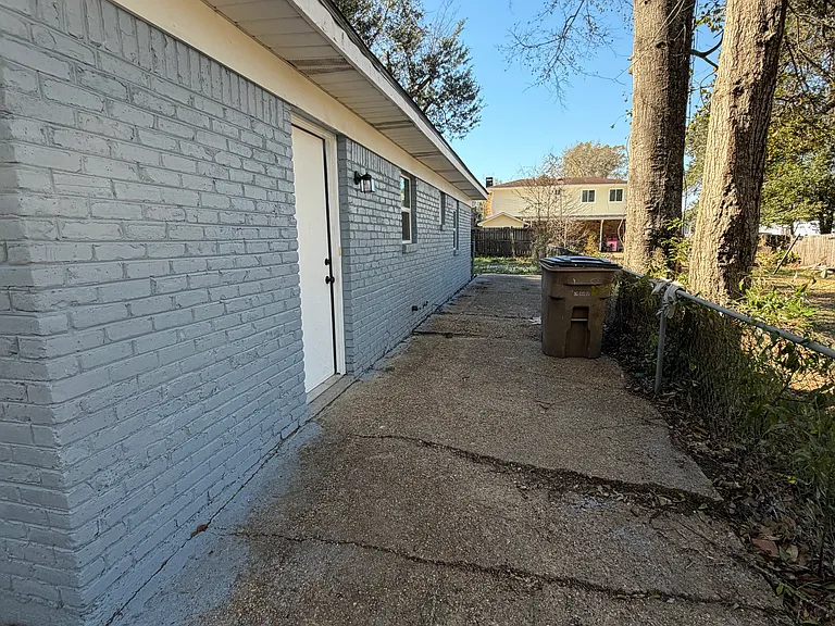1812 Como St — Photo 3